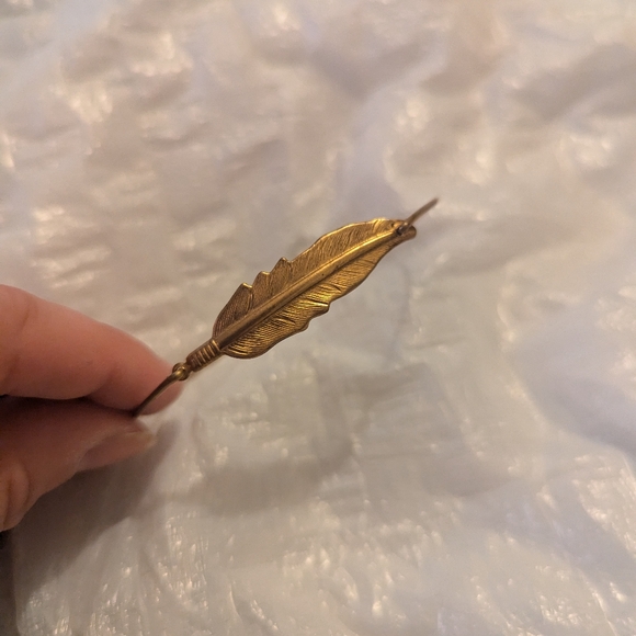 Gold feather bracelet - Picture 2 of 4